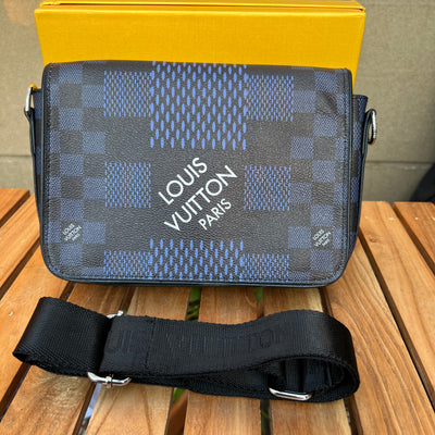 L-v Shoulder Bag with box